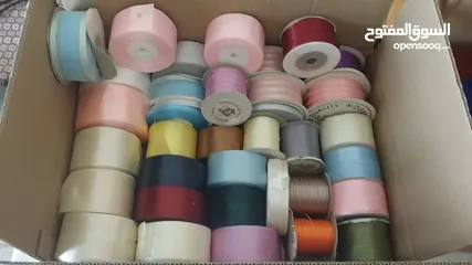  3 اكسسوارات ومواد للاشغال اليدوية ورد وشرايط وخرز واحجار للبيع بسبب تصفية الورشة