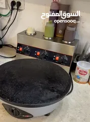  2 عدة محل  كاملة مع طاولات وكراسي للبيع