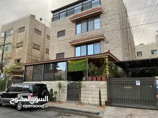  11 عماره ثلاث طوابق وروف بمواصفات خاصه للبيع في جبل الحسين