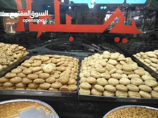  3 محل حلويات للبيع في وسط البلد