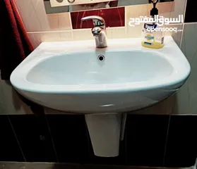  3 مغاسل حمام لون ابيض بحالة ممتازة و بسعر مميز الواحدة فقط بعشرة دنانير