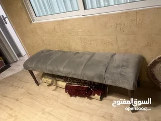  1 بنش رمادي  رجلين خشب