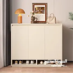  2 خزانة أحذية خشبية إيطالية رفوف تصميم ذكي مع أجنحة فتح مريحة ولون أبيض أنيق