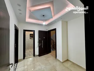  9 شقة طابقية للبيع ( مجددة بالكامل )