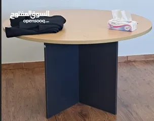  1 طاولة دائرية بحالة ممتازة