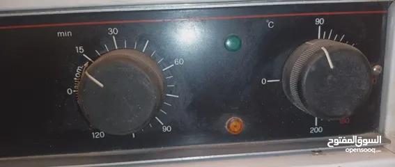  1 سرير فحص طبي وجهاز تعقيم ايطالي بحاله جيده جداا بالاضافه الى لوازم عياده للبيع بسعر مغري