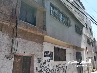  3 منزل مكون من طابقين مع سطح مساحة كل طابق 125 م  كل طابق مكون من 3 غرف مع صالون وحمام في مخيم عسكر
