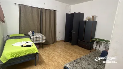  1 يوجد غرفه مفروشه تصلح لطالب  او عامل مقابل الجامعه النجاح الطابق السابع مع وحود ترس خارجي للغرفه