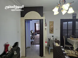  19 شقه مدخل مستقل مرتفعه 7 درجات عن الشارع مساحة الشقه 178 م2 عمر البناء 8 سنوات شماليه غربيه جنوبيه بس