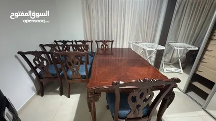  1 طاوله سفره خشبيه 8 مقاعد تتطول و تتقصر لتصبح 6 مقاعد متينه و قويه جدا مع 8 كراسي منجدات جديد