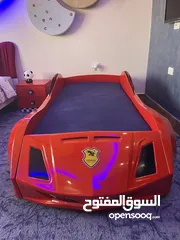  1 غرفة نوم أطفال على شكل سيارة