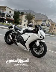  1 دراجة CBR 1000 RR 2014 بحالة جيدة جداً