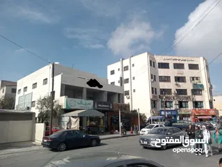  1 مجمع تجاري بدخل سنوي 35الف  الموقع حيوي جداً  عمر البناء 30 سنة  يحتوي على 6 شقق  و 3 مخازن مؤجرين