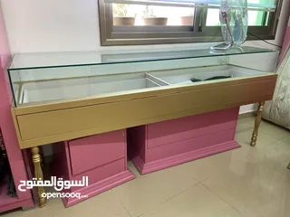  5 ديكور مركز تجاري مستخدم للبيع يحتوي على 24 قطعه مختلفة ما بين خزائن و جوارير و ستاندات عرض و مكتب