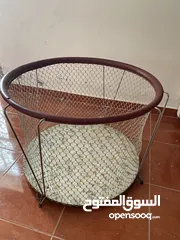  1 حاضنة أطفال دائرية كبيرة قابلة للطي مستعملة بحالة جيدة قاعدة مبطنة سهلة التخزين و مناسبة للعب و نوم