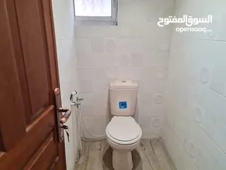  12 محل تجاري للايجار بالقرب من وسط البلد في مدينة الخليل مع واجهة بارزة على الشارع الرئيسي