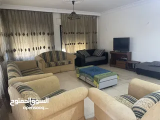 4 شقة واسعة للإيجار ذات اطلالة في شارع الجامعة