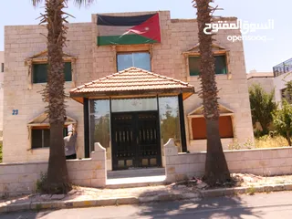  4 شبابيك المنيوم و ابواب و تراس خارجي وأبواب خشب داخليه وخارجية وأبواب حديد  رئيسية..