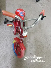  2 كارسيت وبسكليت وسيارة صغيرة للبيع