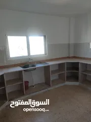  3 شقة للايجار  مساحة الشقه 107م مكون من صاله وغرفة قعده وغرفة نوم وغرفة جلوس وحمام ومطبخ وبلكونه