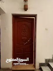  23  شقه للبيع بالدور الاول في شارع المسيره الكبري أمام مسجد أبو منجل متفر