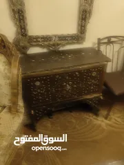  2 مرايا و صندوق عدد 2 صناعه سوريه مطعمة بالقصدير و الصدف
