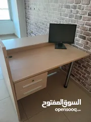  1 مكتبين وكرسي وخزانه على 60