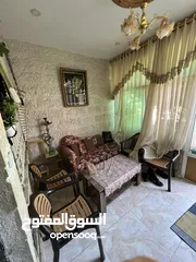  2 منزل للبيع في مادبا منطقة هادئة وبجانب كل الخدمات مساحة البناء 160 متر ومساحة الارض 330 متر .