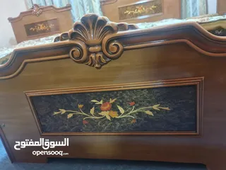  1 غرفة نوم سريرين وخزانة وتسريحه وكومودينة