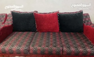  1 كنب تفصيل تقيل  للبيع باللون الخمري و الاسود و تسع مقاعد