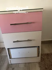 3 مكتب بحالة جيدة وعليه لوح زجاج