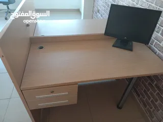  4 مكتبين وكرسي وخزانه على 60