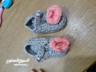  13 طقم كروشيه فاخر شغل يدوي 4 قطع: طاقية، جكيت قصير، فستان، كلكول.  لون سكني وزهري.