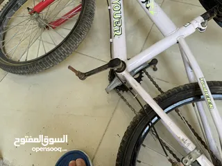  9 بسكليت قليل الاستعمال ما فيه بدالات والعجلات منفسة للبيع