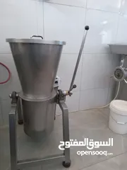  22 عدة مطعم للبيع مستعملة بحالة ممتازة جدا  البيع بداعي السفر..................................