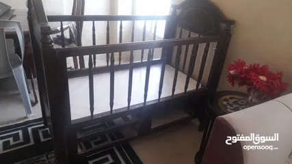  2 تخت بيبي خشب زان وبلوط لون بني محروق بحاله جيده