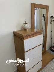  1 عفش بحالة ممتازة ، غرفة نوم ، طقم صالون ، طاولة سفرة ، خزانتان لون ابيض