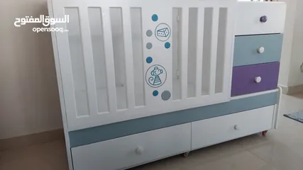  1 سرير أطفال مع أدراج