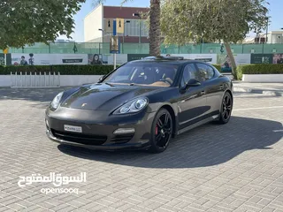  2 Porsche Panamera GTS