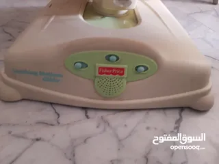 1 تخت هزاز Fisher price يشتغل على البطاريات بحالة ممتازة وبسعر مغري للجادين