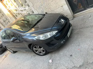  3 بيجو للبيع مكسور عليها سنتين