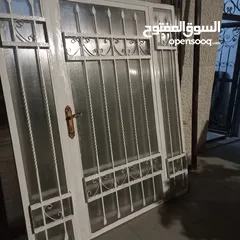  1 باب حديد عدد 2  بحال الوكاله عرض 170 ارتفاع 205