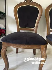  14 كرسي خشب زان فاخر للبيع  تصميم أنيق ومخملي، بحالة ممتازة جدًا  يضيف لمسة فخامة لأي مكان