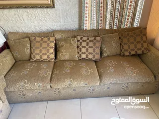  2 طقم كتب 8 مقاعد مع طاولة منتصف مستخدم بحالة جيدة .. ممكن يركب على شكل L..  لغرفة المعيشة او الصالة