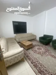  2 طقم كنب ابيض مع اخضرمستعمل فقط   وفي احتمال المناقشه في السعر