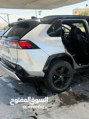  4 TOYOTA RAV4 XSE