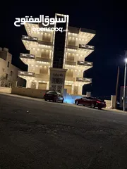  1 ‏بناية حديثة البناء مكونة من أربع طوابق