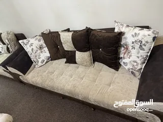  2 طقم صالون للبيع استعمال خفيف مع برداية و موكيت  موجود في بيت لحم