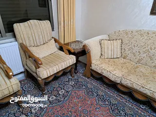  3 طقم كنب جلوس 7 مقاعد و طربيزة كبيرة و طربيزتين جانبيات