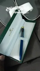  1 ساعه و قلم باللون الأزرق